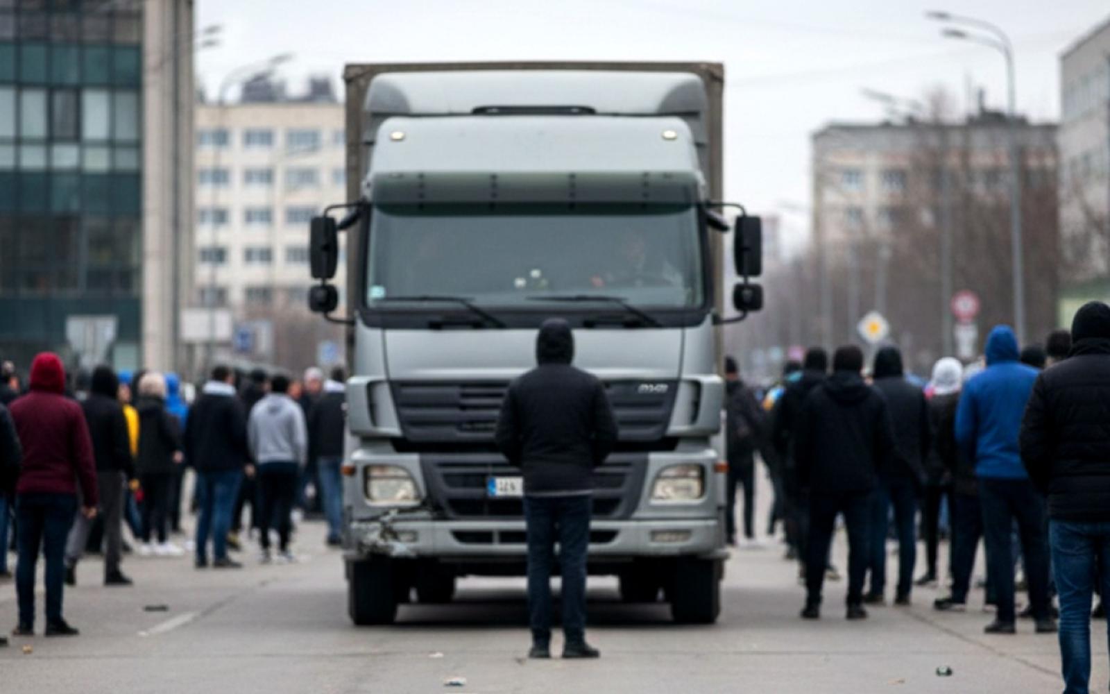شاحنة تدهس متظاهرين مناهضين "للنظام الإيراني" في لوس أنجلوس وتوقع إصابات متفاوتة