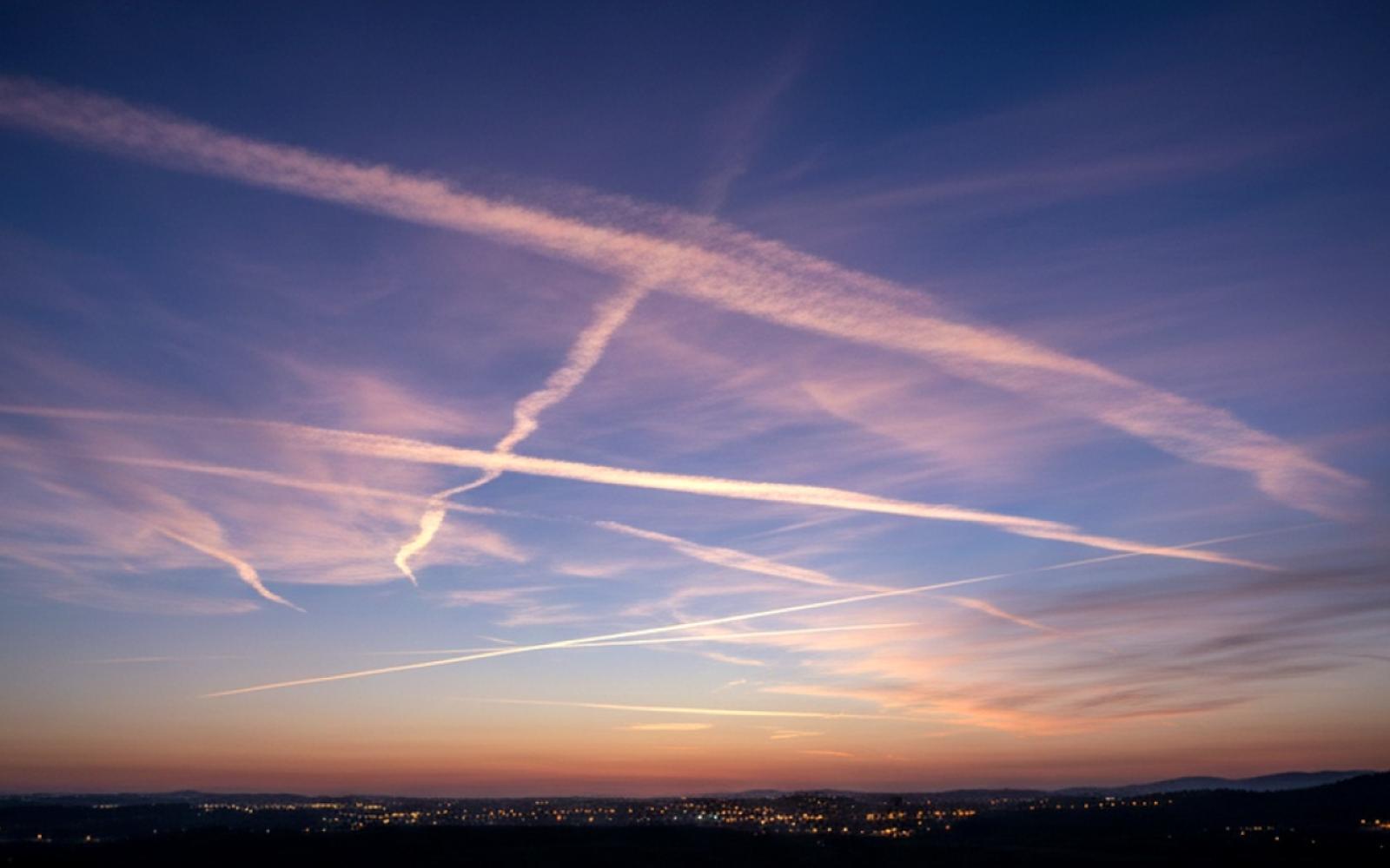 رسائل "السماء المضيئة" الغامضة تضرب إسرائيل مجدداً وتثير قلقاً واسعاً