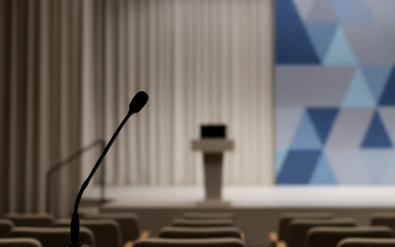 ترمب يثير الجدل بتوجيه إشارة بذيئة لعامل مصنع والبيت الأبيض يبرر