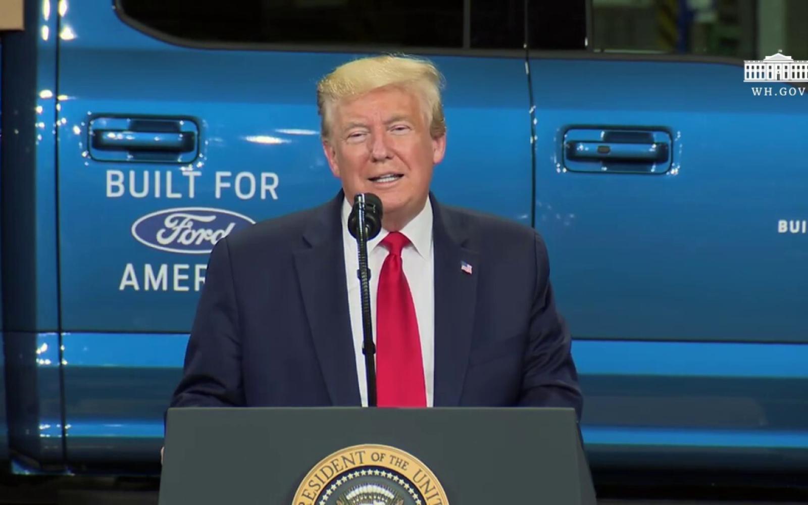 ترامب يرد بحركة نابية على عامل في مصنع فورد خلال زيارته لميشيغان