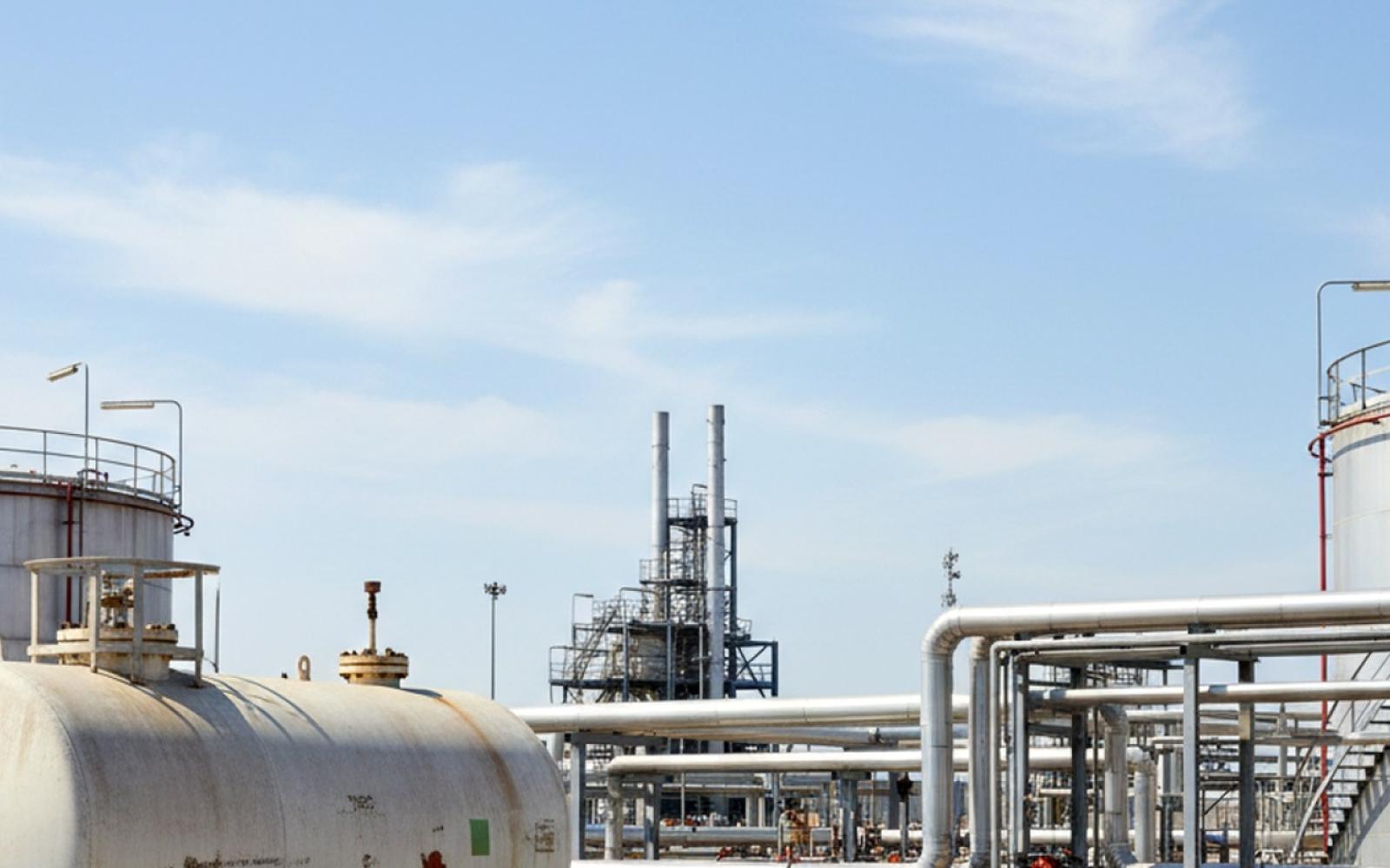 مخزونات النفط والبنزين الأميركية ترتفع بشكل مفاجئ، وتأثير محدود على الأسعار العالمية