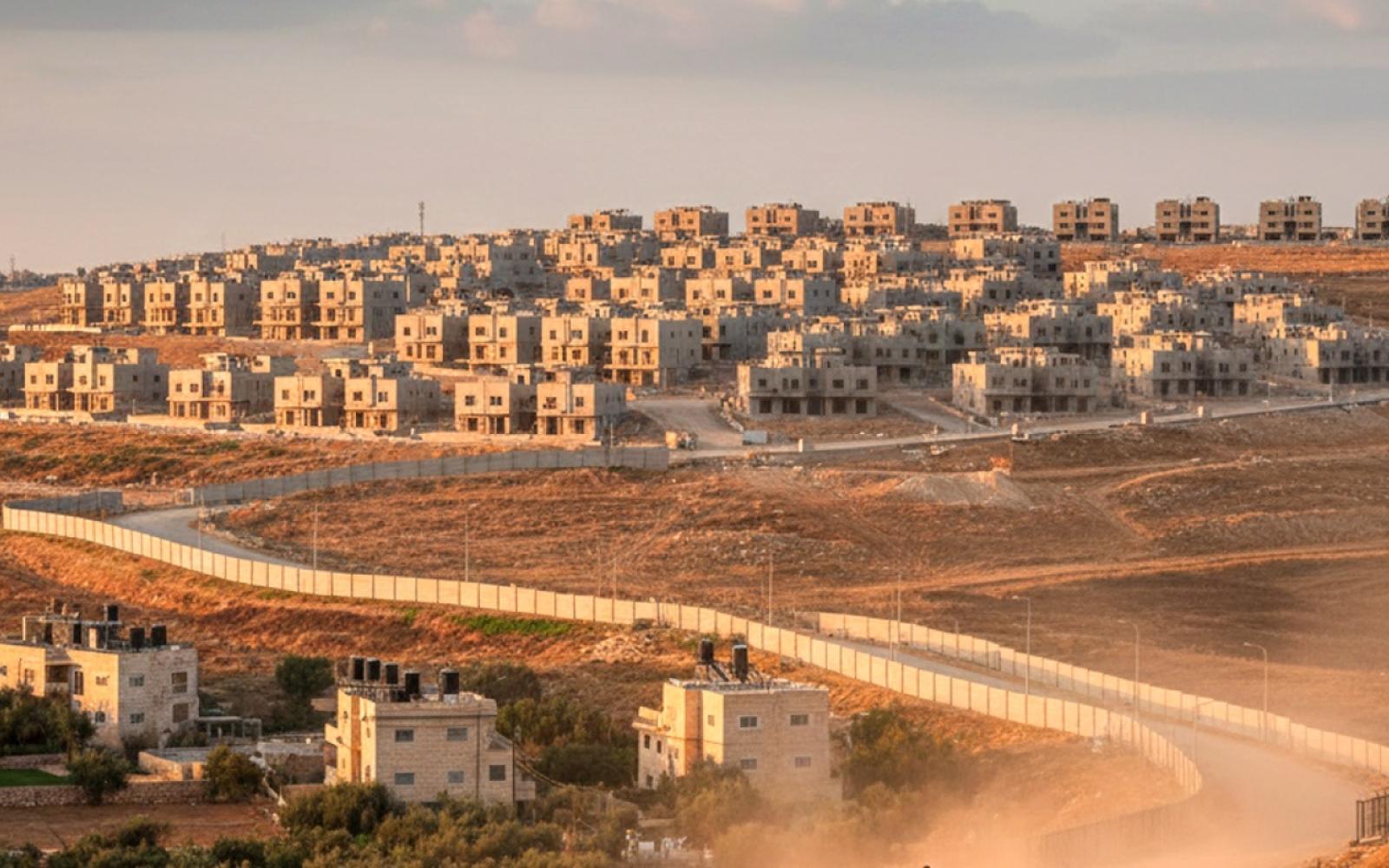 تكثيف الاستيطان والانتهاكات الإسرائيلية في القدس: تهجير، تدنيس، ومخططات لعزل المدينة