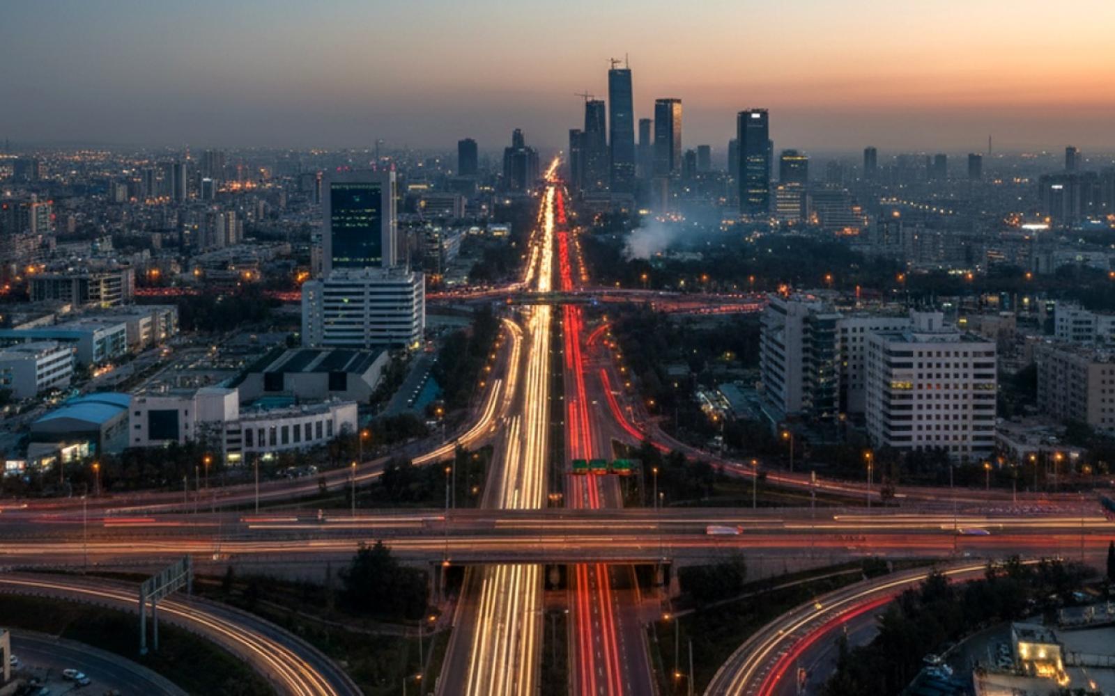 تصاعد التوترات بين طهران وواشنطن: تهديدات أمريكية، احتجاجات داخلية، ومصير نووي في الأفق