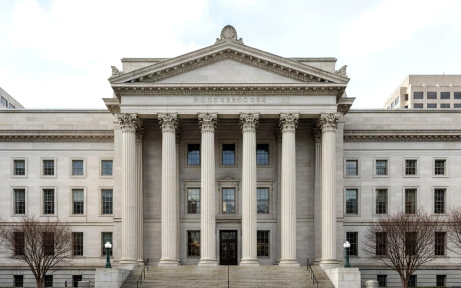 المحكمة العليا الأمريكية تؤجل قراراً حاسماً بشأن شرعية رسوم ترمب الجمركية وتثير تساؤلات حول السلطات الرئاسية