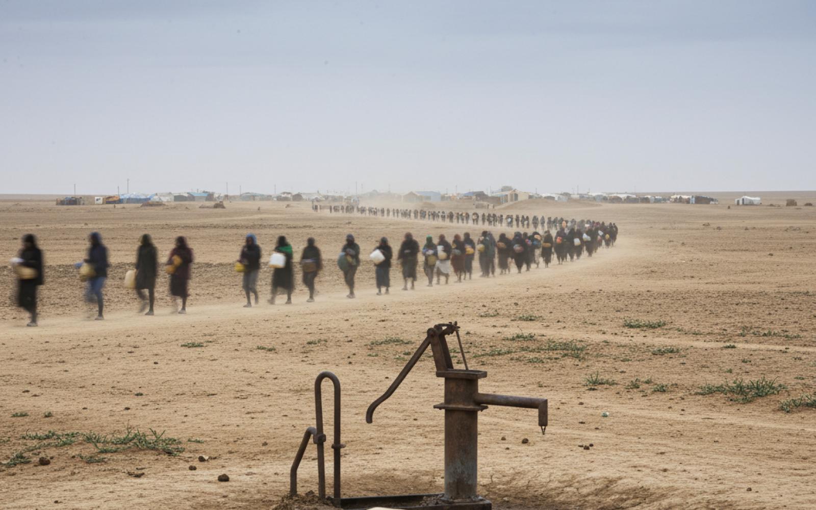 أزمة إنسانية متفاقمة: مئات الباكستانيين عالقون على الحدود الأفغانية الباكستانية المغلقة