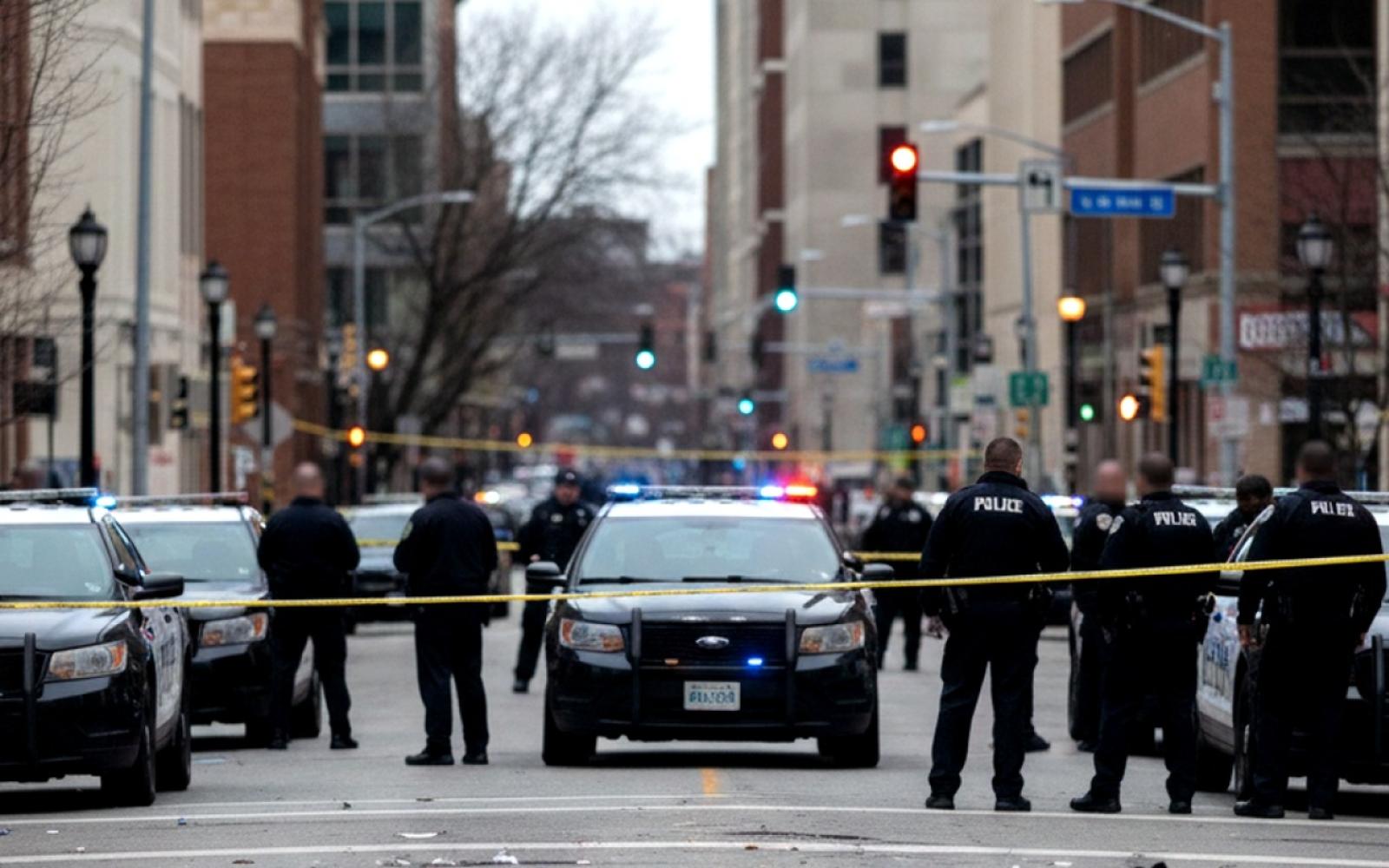 جدل أمريكي حول حادثة إطلاق نار مميتة وتعليق تأشيرات هجرة وتحديات رئاسية