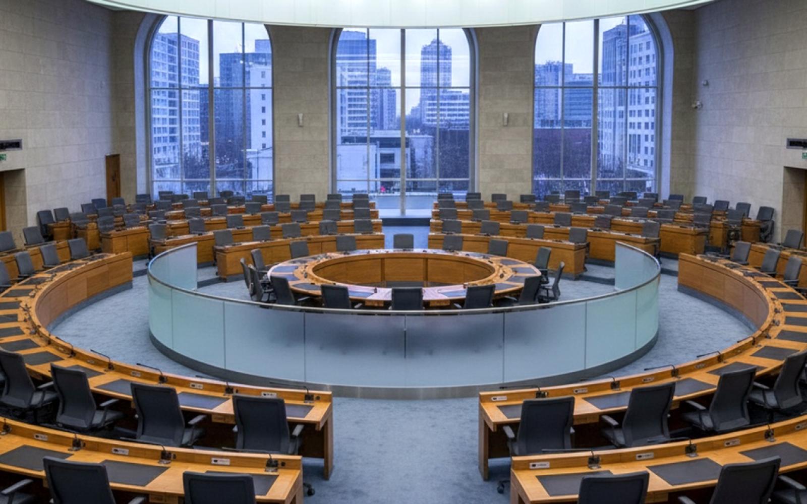 البرلمان الليبي يستعين باليونان لفك تجميد الأصول الخارجية وسط صراع على السلطة المالية