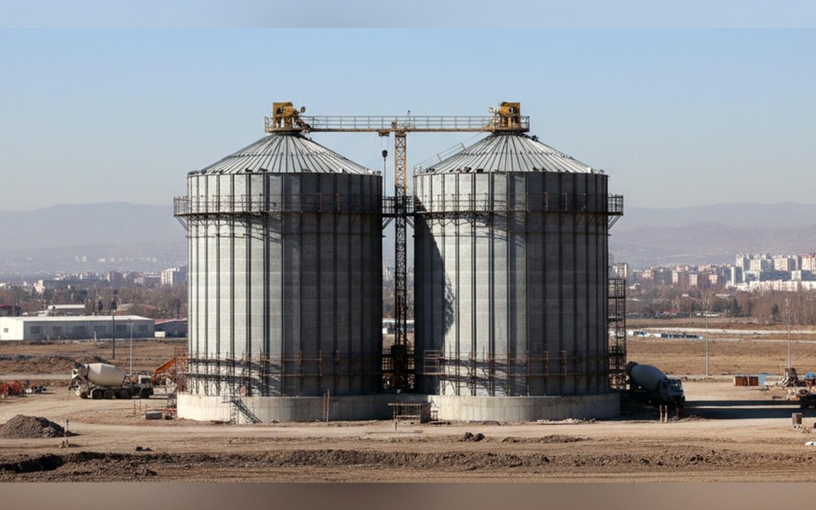 لبنان يبني صوامع قمح جديدة في بيروت لحماية الأمن الغذائي وسط جدل حول ذكرى الانفجار